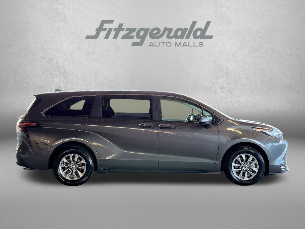 2025 Toyota Sienna LE 8 Passenger