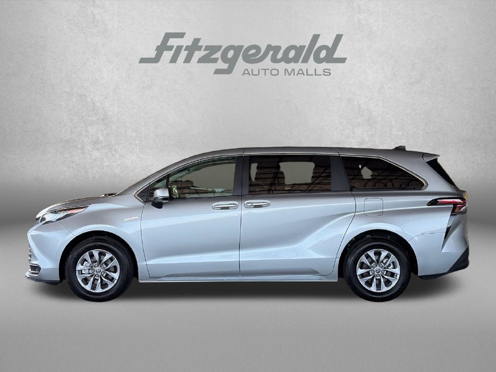 2025 Toyota Sienna LE 8 Passenger