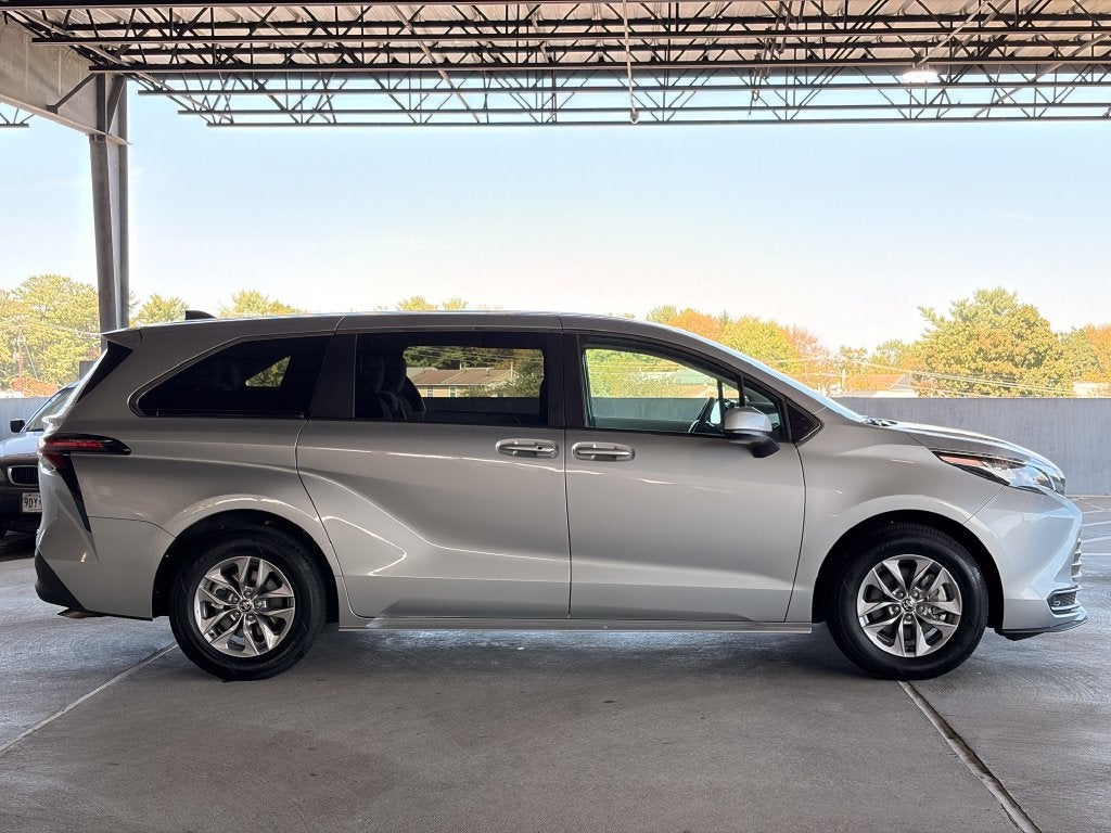 2025 Toyota Sienna LE 8 Passenger