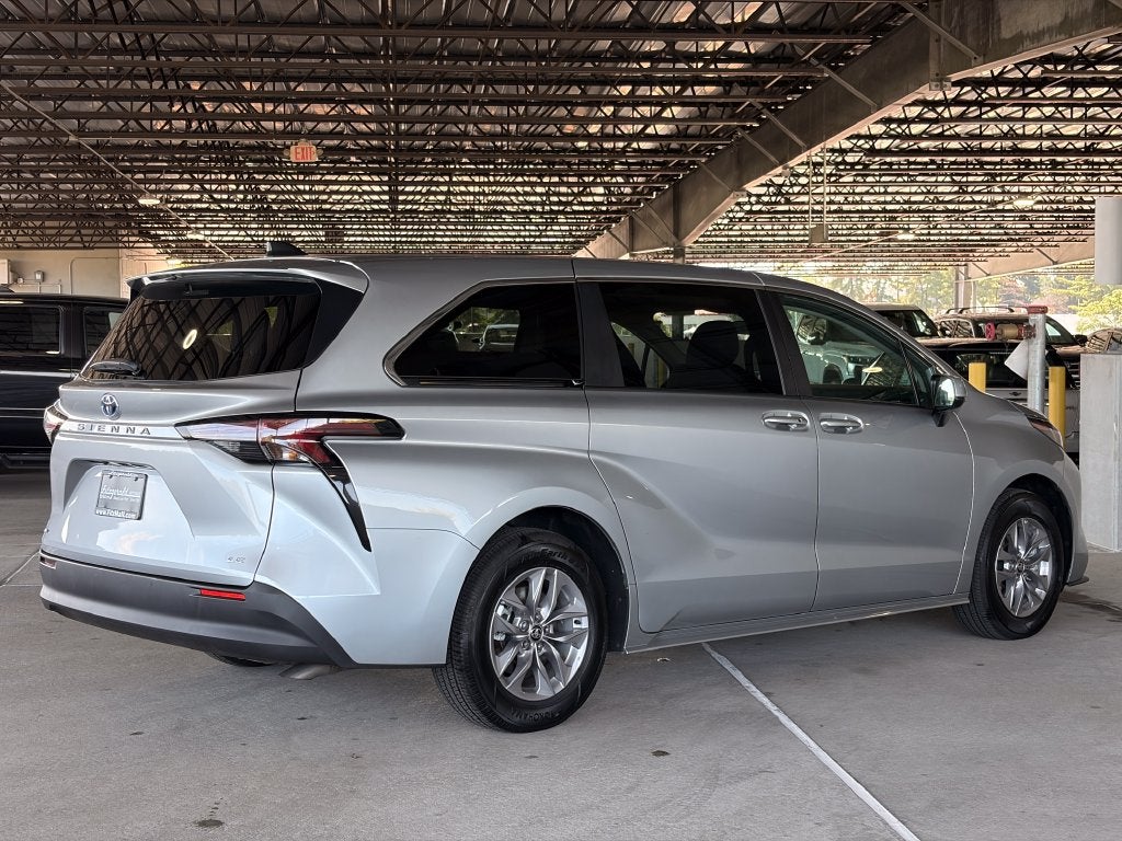 2025 Toyota Sienna LE 8 Passenger