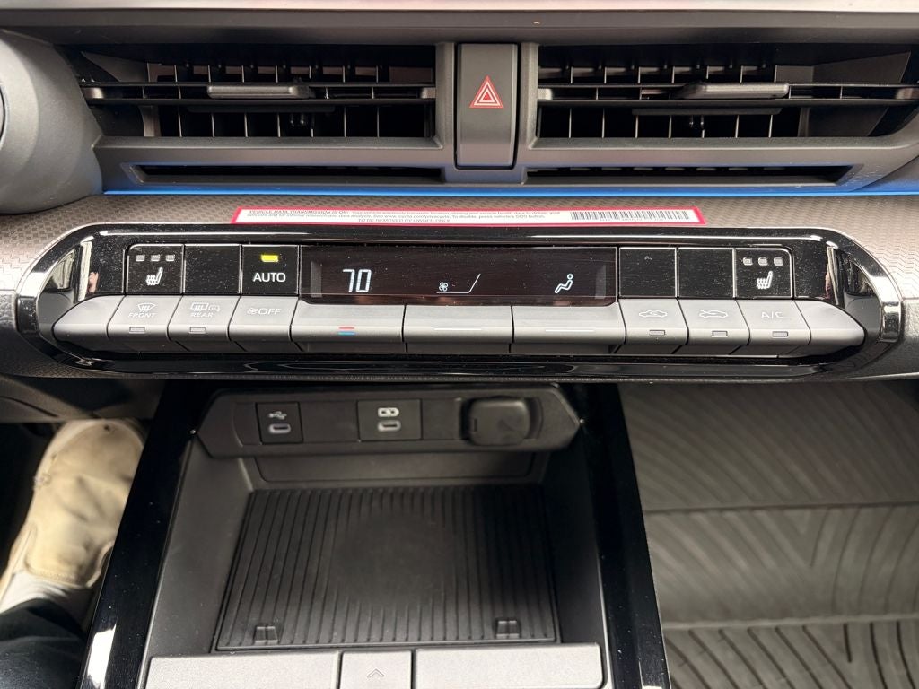 2024 Toyota PRIUS XLE