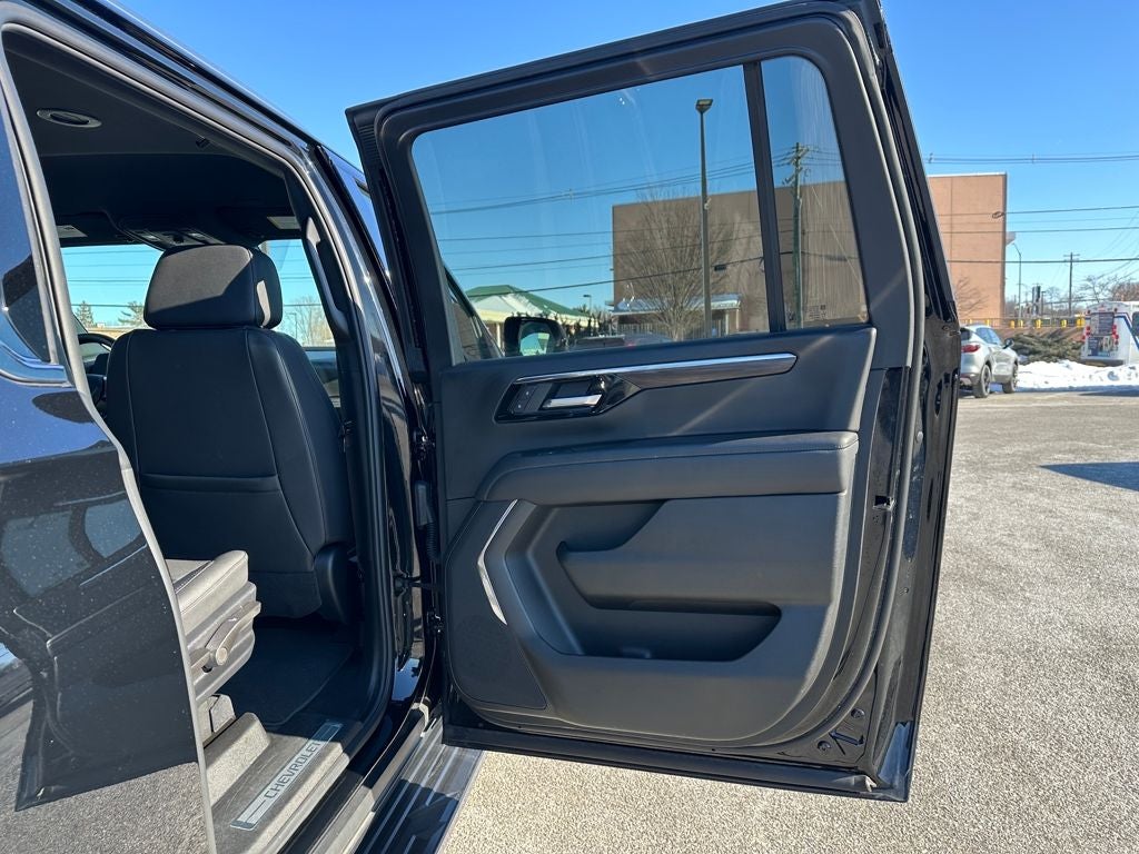 2025 Chevrolet Suburban 4WD LT