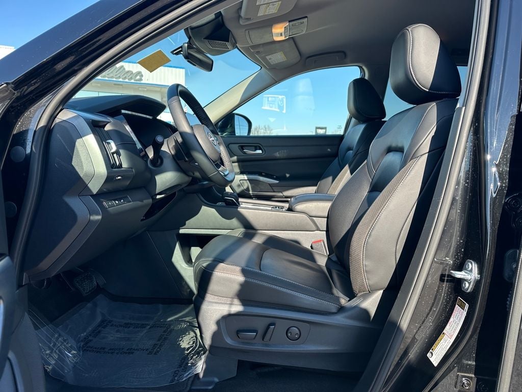2025 Nissan Pathfinder SL 4WD