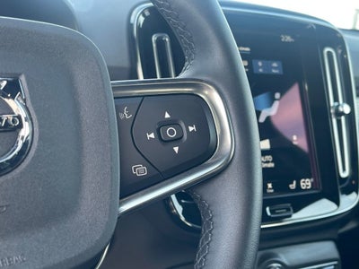 2022 Volvo XC40 R-Design