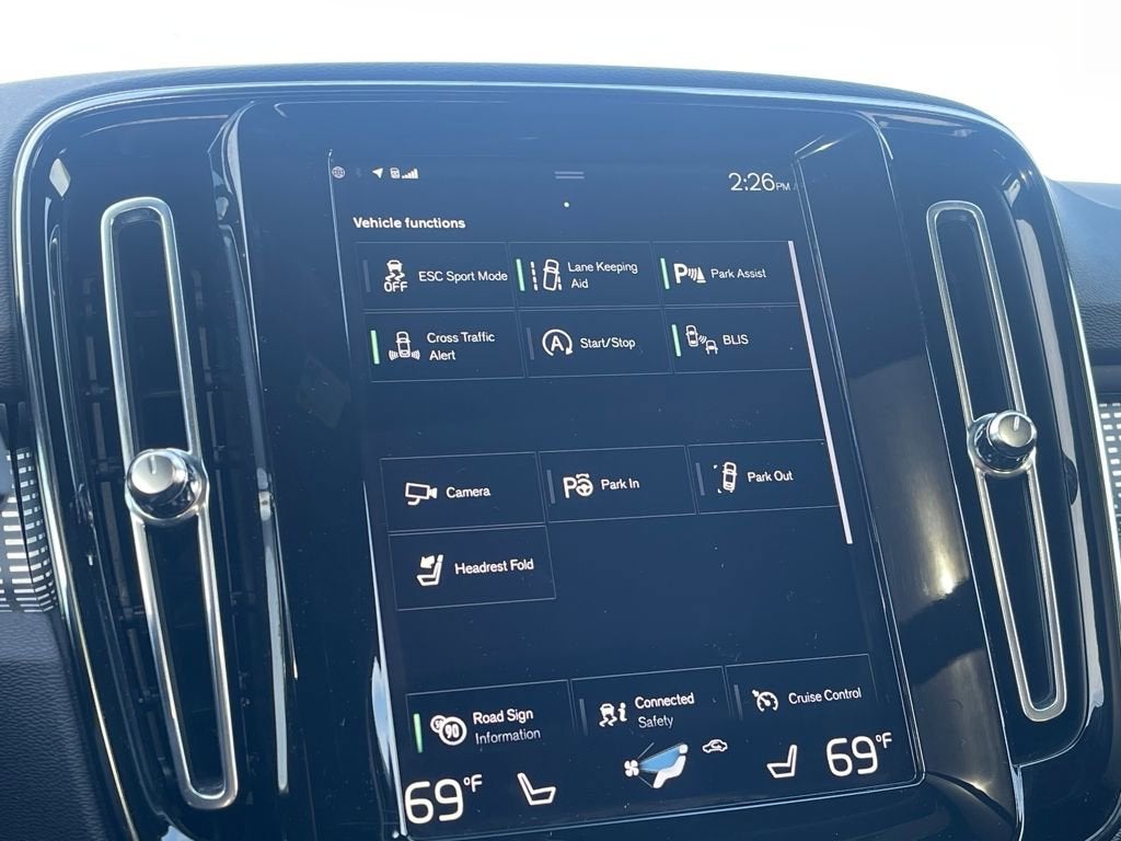 2022 Volvo XC40 R-Design