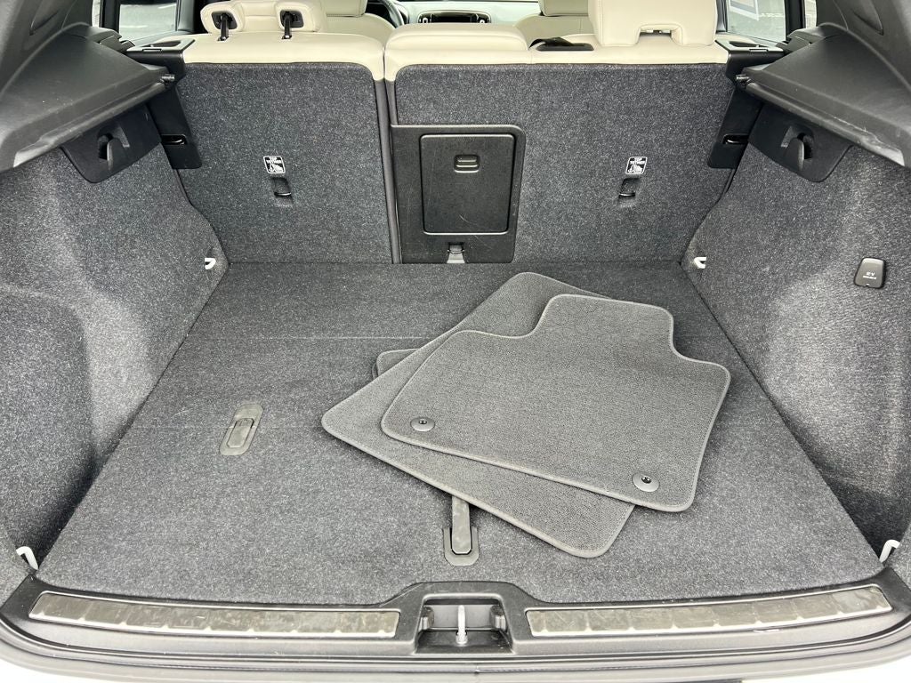 2023 Volvo XC40 Plus Bright Theme